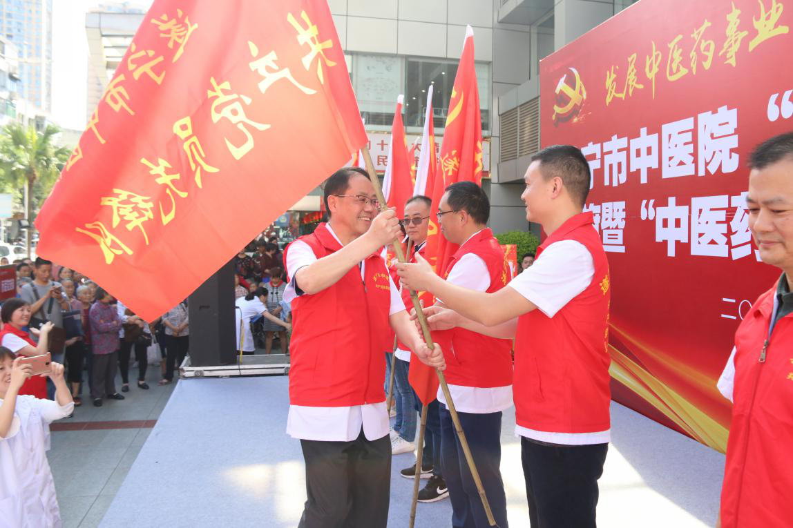 黨委書記、院長何元軍向各黨支部授旗.png